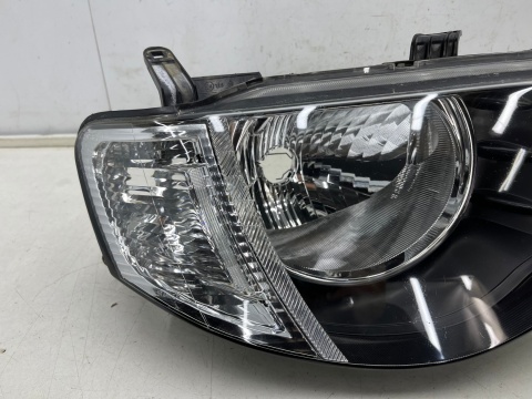 Lampa reflektor Mitsubishi L200 KA KB 05-10r. PRAWA przednia H4 oryginalna prawy przód EU 8301b462 Lampa reflektor Mitsubishi L200 KA KB 05-10r. PRAWA przednia H4 oryginalna prawy przód EU 8301b462