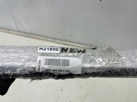Listwa Audi Q5 I 8R 08-16r. NOWA lewa przednia listwa zgarniająca uszczelka zewnętrzna szyby drzwi CHROM lewy przód 8r0853283f Listwa Audi Q5 I 8R 08-16r. NOWA lewa przednia listwa zgarniająca uszczelka zewnętrzna szyby drzwi CHROM lewy przód 8r0853283f