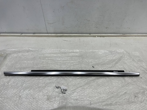 Listwa Audi Q5 I 8R 08-16r. NOWA lewa tylna listwa zgarniająca uszczelka zewnętrzna szyby drzwi CHROM lewy tył 8r0853763f Listwa Audi Q5 I 8R 08-16r. NOWA lewa tylna listwa zgarniająca uszczelka zewnętrzna szyby drzwi CHROM lewy tył 8r0853763f