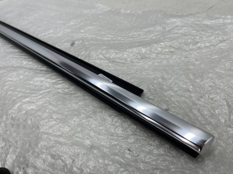 Listwa Audi Q5 I 8R 08-16r. NOWA lewa tylna listwa zgarniająca uszczelka zewnętrzna szyby drzwi CHROM lewy tył 8r0853763f Listwa Audi Q5 I 8R 08-16r. NOWA lewa tylna listwa zgarniająca uszczelka zewnętrzna szyby drzwi CHROM lewy tył 8r0853763f