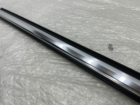 Listwa Audi Q5 I 8R 08-16r. NOWA lewa tylna listwa zgarniająca uszczelka zewnętrzna szyby drzwi CHROM lewy tył 8r0853763f Listwa Audi Q5 I 8R 08-16r. NOWA lewa tylna listwa zgarniająca uszczelka zewnętrzna szyby drzwi CHROM lewy tył 8r0853763f