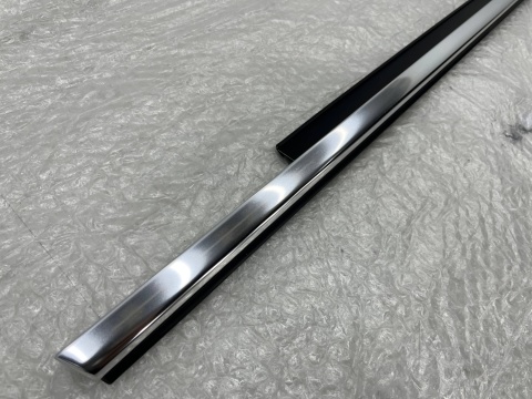 Listwa Audi Q5 I 8R 08-16r. NOWA lewa tylna listwa zgarniająca uszczelka zewnętrzna szyby drzwi CHROM lewy tył 8r0853763f Listwa Audi Q5 I 8R 08-16r. NOWA lewa tylna listwa zgarniająca uszczelka zewnętrzna szyby drzwi CHROM lewy tył 8r0853763f