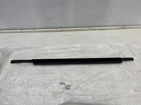 Listwa Audi Q5 I 8R 08-16r. NOWA lewa tylna listwa zgarniająca uszczelka zewnętrzna szyby drzwi CHROM lewy tył 8r0853763f Listwa Audi Q5 I 8R 08-16r. NOWA lewa tylna listwa zgarniająca uszczelka zewnętrzna szyby drzwi CHROM lewy tył 8r0853763f
