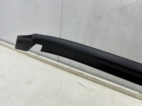 Listwa Mazda 2 III DJ DL 14r.- NOWA lewa tylna listwa zgarniająca uszczelka zewnętrzna drzwi lewy tył Listwa Mazda 2 III DJ DL 14r.- NOWA lewa tylna listwa zgarniająca uszczelka zewnętrzna drzwi lewy tył