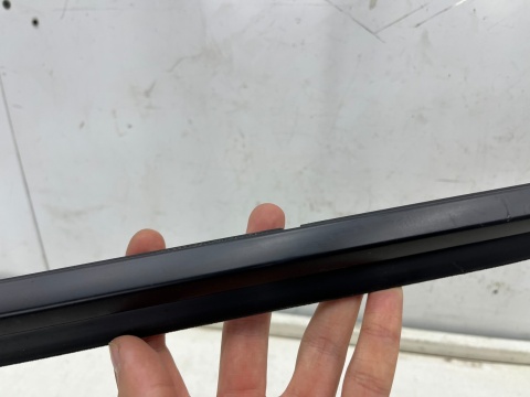 Listwa Mazda 2 III DJ DL 14r.- NOWA lewa tylna listwa zgarniająca uszczelka zewnętrzna drzwi lewy tył Listwa Mazda 2 III DJ DL 14r.- NOWA lewa tylna listwa zgarniająca uszczelka zewnętrzna drzwi lewy tył