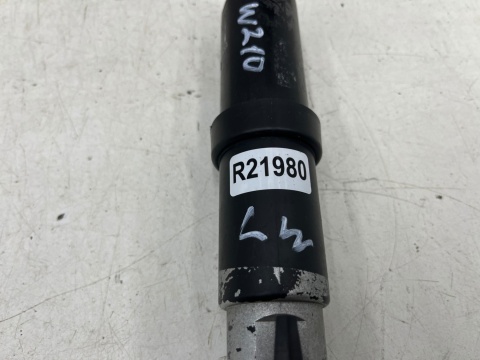 Dysza spryskiwaczy Mercedes w210 95-99r. przedlift lewa dysza spryskiwacza reflektora lampy lewej 2108200312 Dysza spryskiwaczy Mercedes w210 95-99r. przedlift lewa dysza spryskiwacza reflektora lampy lewej 2108200312