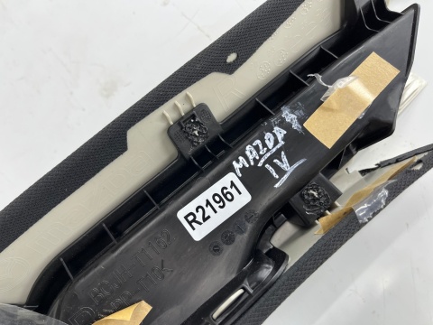 Plastik Mazda 3 IV BP 19r.- prawa osłona słupka szyby przedniej poszycie tapicerka prawy przód Plastik Mazda 3 IV BP 19r.- prawa osłona słupka szyby przedniej poszycie tapicerka prawy przód