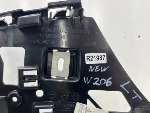 Ślizg Mercedes w206 C-klasa sedan 21r.- LEWE tylne mocowanie zderzaka wspornik uchwyt lewy tył NOWY ORYGINALNY a2068808101 Ślizg Mercedes w206 C-klasa sedan 21r.- LEWE tylne mocowanie zderzaka wspornik uchwyt lewy tył NOWY ORYGINALNY a2068808101