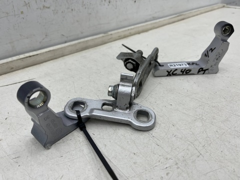 Zawias drzwi Volvo XC40 17r.- zawiasy prawych tylnych drzwi prawy tył góra dół komplet 31457096 31457100 Zawias drzwi Volvo XC40 17r.- zawiasy prawych tylnych drzwi prawy tył góra dół komplet 31457096 31457100