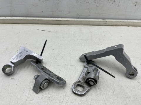 Zawias drzwi Volvo XC40 17r.- zawiasy prawych tylnych drzwi prawy tył góra dół komplet 31457096 31457100 Zawias drzwi Volvo XC40 17r.- zawiasy prawych tylnych drzwi prawy tył góra dół komplet 31457096 31457100