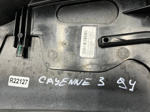 Spoiler Porsche Cayenne III 9y 17r.- kolor M9A lotka na dach klapy bagażnika 9y0827937 Spoiler Porsche Cayenne III 9y 17r.- kolor M9A lotka na dach klapy bagażnika 9y0827937