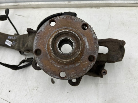 Zwrotnica VW Passat B5 Audi A6 C5 A4 B5 Superb 96-05r. piasta prawa przednia czujnik ABS prawy przód 8d0407258