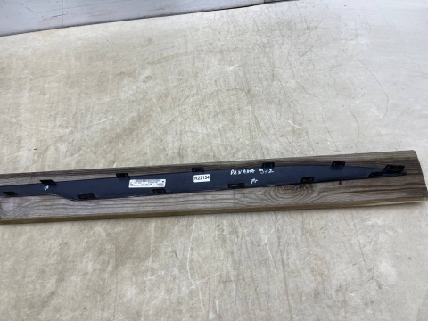 Nakładka progu Panamera III 972 976 23r.- PRAWA listwa progowa zewnętrzna nakladka listewka ozdobna prawy próg 976853058