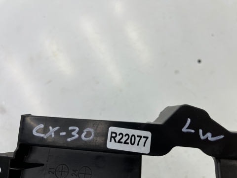 Osłona chłodnicy Mazda CX-30 CX30 19r.- LEWA nakładka zaślepka atrapy pasa przedniego dfr5-501v1 Osłona chłodnicy Mazda CX-30 CX30 19r.- LEWA nakładka zaślepka atrapy pasa przedniego dfr5-501v1