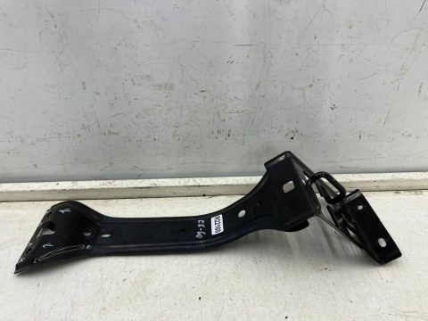 Pas przedni Mazda CX-60 CX60 22r.- środkowe przednie mocowanie pasa łącznik wspornik rygiel zaczep zamka maski przód Pas przedni Mazda CX-60 CX60 22r.- środkowe przednie mocowanie pasa łącznik wspornik rygiel zaczep zamka maski przód