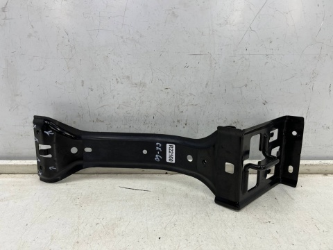 Pas przedni Mazda CX-60 CX60 22r.- środkowe przednie mocowanie pasa łącznik wspornik rygiel zaczep zamka maski przód Pas przedni Mazda CX-60 CX60 22r.- środkowe przednie mocowanie pasa łącznik wspornik rygiel zaczep zamka maski przód