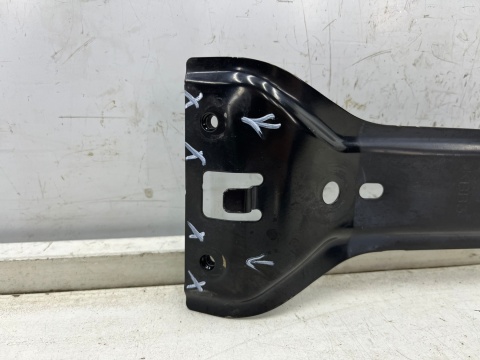 Pas przedni Mazda CX-60 CX60 22r.- środkowe przednie mocowanie pasa łącznik wspornik rygiel zaczep zamka maski przód Pas przedni Mazda CX-60 CX60 22r.- środkowe przednie mocowanie pasa łącznik wspornik rygiel zaczep zamka maski przód