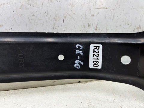 Pas przedni Mazda CX-60 CX60 22r.- środkowe przednie mocowanie pasa łącznik wspornik rygiel zaczep zamka maski przód Pas przedni Mazda CX-60 CX60 22r.- środkowe przednie mocowanie pasa łącznik wspornik rygiel zaczep zamka maski przód