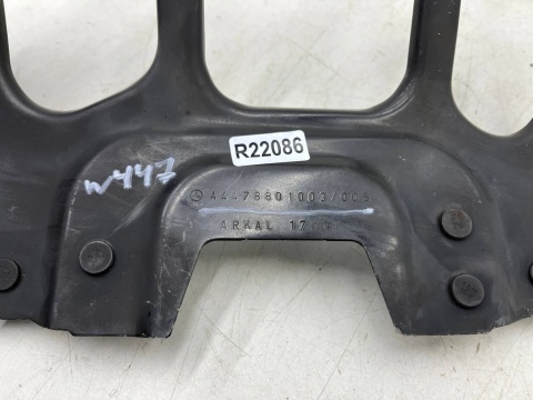 Pas przedni Mercedes Vito w447 14r.- środkowe mocowanie zamka maski lącznik belki zderzaka i pasa a4478801003 Pas przedni Mercedes Vito w447 14r.- środkowe mocowanie zamka maski lącznik belki zderzaka i pasa a4478801003