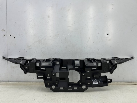 Pas przedni Toyota Corolla E21 XII 18r.- ślizg środkowe mocowanie górne atrapy zderzaka 53114-02530