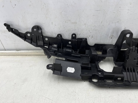 Pas przedni Toyota Corolla E21 XII 18r.- ślizg środkowe mocowanie górne atrapy zderzaka 53114-02530