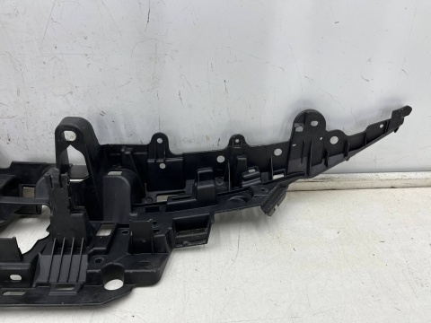 Pas przedni Toyota Corolla E21 XII 18r.- ślizg środkowe mocowanie górne atrapy zderzaka 53114-02530