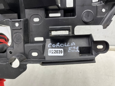 Pas przedni Toyota Corolla E21 XII 18r.- ślizg środkowe mocowanie górne atrapy zderzaka 53114-02530