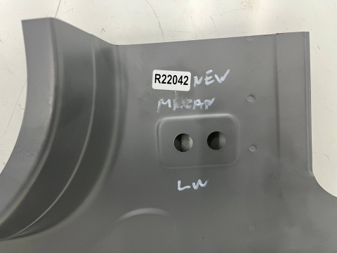 Poszycie Macan I 95b 14r.- LEWY przedni próg dolny słupek ćwiartka NOWE ORYGINALNE lewy środek Poszycie Macan I 95b 14r.- LEWY przedni próg dolny słupek ćwiartka NOWE ORYGINALNE lewy środek