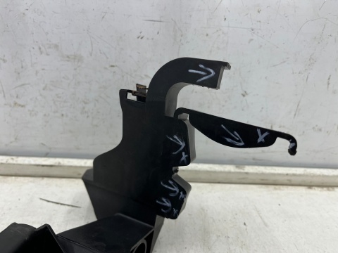 Ślizg Audi A4 B8 07-11r. LEWE przednie mocowanie reflektora okular wspornik pasa pod lampę lewy przód 8k0805607l