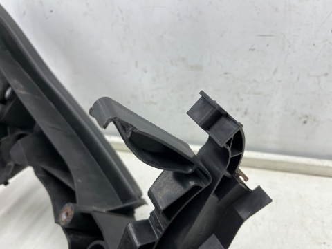 Ślizg Audi A4 B8 07-11r. LEWE przednie mocowanie reflektora okular wspornik pasa pod lampę lewy przód 8k0805607l