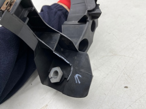 Ślizg Audi A4 B8 07-11r. LEWE przednie mocowanie reflektora okular wspornik pasa pod lampę lewy przód 8k0805607l