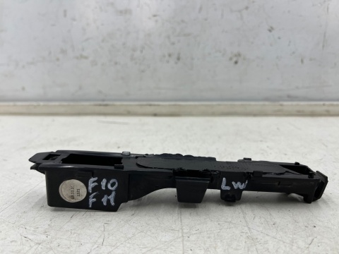 Ślizg BMW F10 F11 10-17r. lewe mocowanie nakładki ozdobnej błotnika przedniego lewy przód 7336645