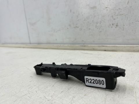 Ślizg BMW F10 F11 10-17r. lewe mocowanie nakładki ozdobnej błotnika przedniego lewy przód 7336645