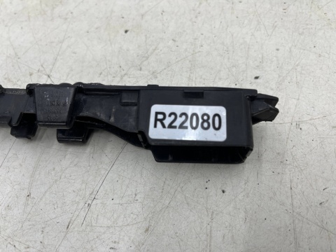 Ślizg BMW F10 F11 10-17r. lewe mocowanie nakładki ozdobnej błotnika przedniego lewy przód 7336645