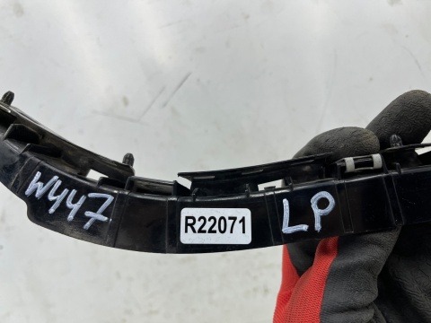 Ślizg Mercedes Vito w447 2014r.- LEWE przednie mocowanie zderzaka wspornik uchwyt lewy przód a4478850521 Ślizg Mercedes Vito w447 2014r.- LEWE przednie mocowanie zderzaka wspornik uchwyt lewy przód a4478850521