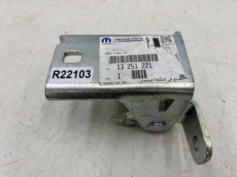 Zawias drzwi Opel Meriva B 10-17r. NOWY gorny zawias prawych przednich drzwi prawy przód 13251221