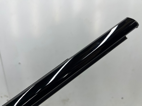 Listwa Skoda Enyaq iV 20r.- prawa tylna listwa zgarniająca uszczelka zewnętrzna szyby drzwi prawy tył Listwa Skoda Enyaq iV 20r.- prawa tylna listwa zgarniająca uszczelka zewnętrzna szyby drzwi prawy tył