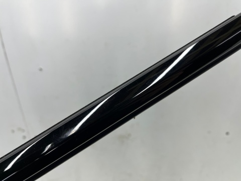 Listwa Skoda Enyaq iV 20r.- prawa tylna listwa zgarniająca uszczelka zewnętrzna szyby drzwi prawy tył Listwa Skoda Enyaq iV 20r.- prawa tylna listwa zgarniająca uszczelka zewnętrzna szyby drzwi prawy tył