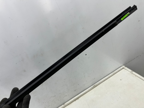 Listwa Skoda Enyaq iV 20r.- prawa tylna listwa zgarniająca uszczelka zewnętrzna szyby drzwi prawy tył Listwa Skoda Enyaq iV 20r.- prawa tylna listwa zgarniająca uszczelka zewnętrzna szyby drzwi prawy tył