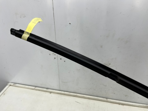 Listwa Skoda Enyaq iV 20r.- prawa tylna listwa zgarniająca uszczelka zewnętrzna szyby drzwi prawy tył Listwa Skoda Enyaq iV 20r.- prawa tylna listwa zgarniająca uszczelka zewnętrzna szyby drzwi prawy tył