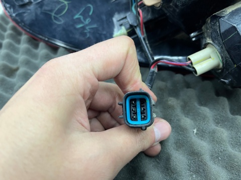 Lampa Mitsubishi L200 KA KB 05-15r. PRAWA tylna w błotnik oryginalna prawy tył EUROPA