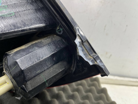 Lampa Mitsubishi L200 KA KB 05-15r. PRAWA tylna w błotnik oryginalna prawy tył EUROPA