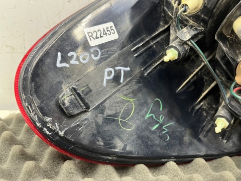 Lampa Mitsubishi L200 KA KB 05-15r. PRAWA tylna w błotnik oryginalna prawy tył EUROPA