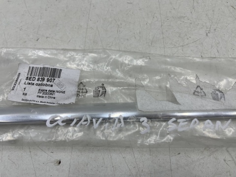 Listwa Skoda Octavia 3 III 5e sedan 12-20r. NOWY lewy tylny chrom ozdobny uszczelki drzwi lewy tył 5ed839907