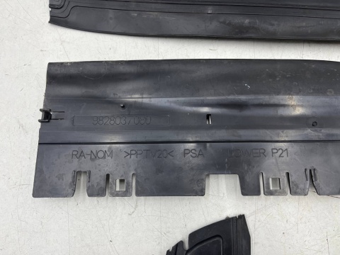 Osłona chłodnicy Peugeot 208 II 19r.- górna, dolna i prawa kierownica powietrza pasa przedniego 9828037080