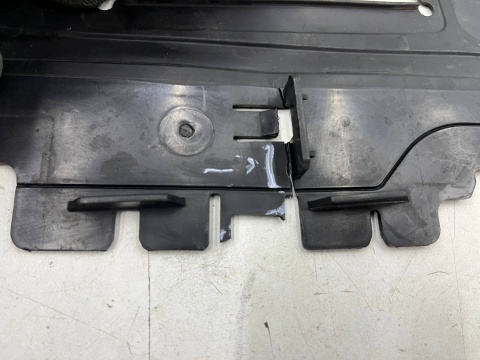 Osłona chłodnicy Peugeot 208 II 19r.- górna, dolna i prawa kierownica powietrza pasa przedniego 9828037080