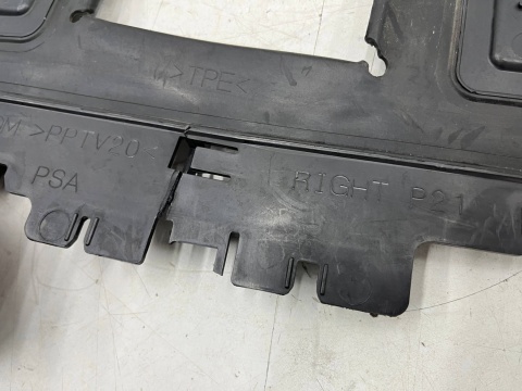 Osłona chłodnicy Peugeot 208 II 19r.- górna, dolna i prawa kierownica powietrza pasa przedniego 9828037080