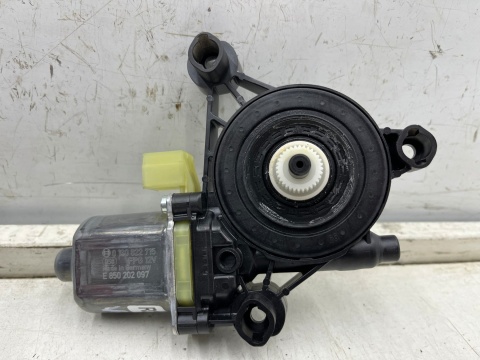 Podnośnik szyb VW Golf Tiguan Audi A3 Q2 Leon Macan 12r.- lewy przedni tylny silniczek podnoszenia szyby 5q0959801a