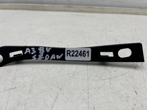 Ślizg Audi A3 8v sedan LIFT 16-20r. lewe tylne dolne mocowanie nadkola zderzaka lewy tył 8v5807083b