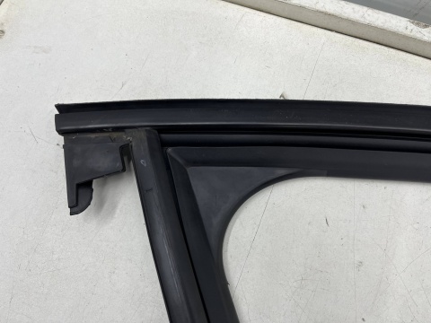 Uszczelka Renault Megane 4 IV 16-24r. guma szyby ramki prawych przednich drzwi prawy przód NIE USZKODZONA 803312944r
